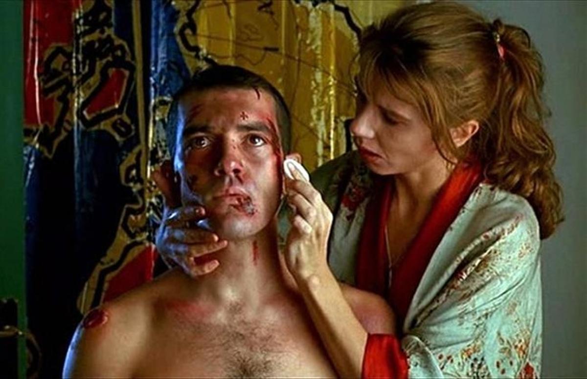 Victoria Abril cura Antonio Banderas en un moment d’’Átame’. Victoria Abril cura Antonio Banderas en un moment d’’Átame’.
