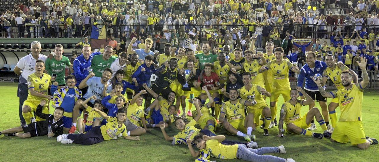El Villafranca celebra el título de campeón de la fase autonómica de la Copa Federación junto a su afición.
