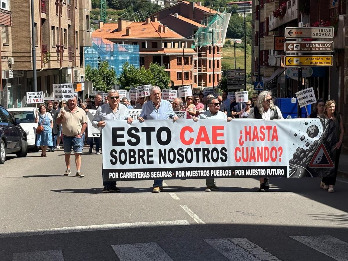 Así fue la manifestación en Cangas del Narcea para exigir unas carreteras dignas