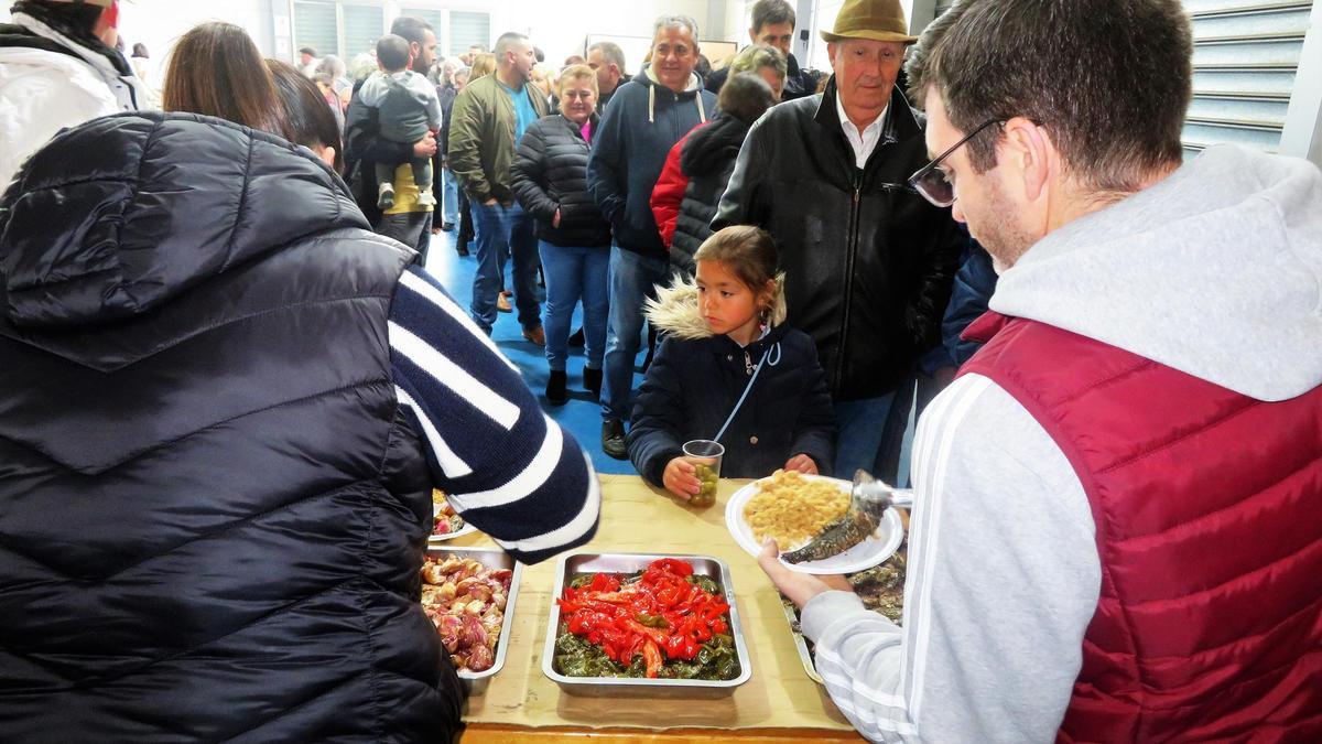 El público hizo cola para la degustación de migas con sardinas
