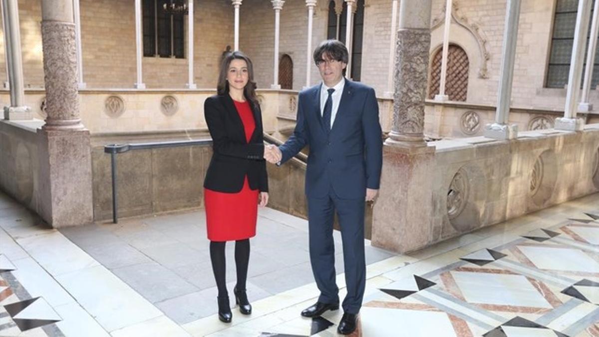 Inés Arrimadas y Carles Puigdemont, en el Palau de la Generalitat.