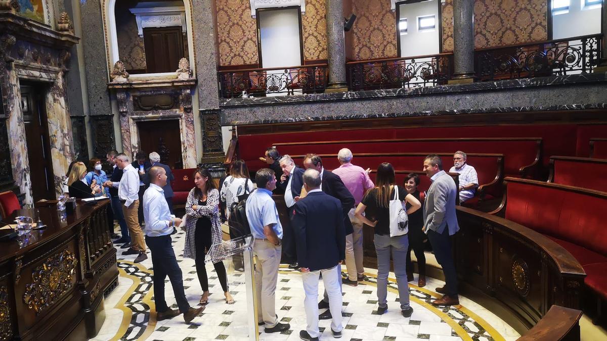 Los participantes en el consejo dialogan antes de la reunión.