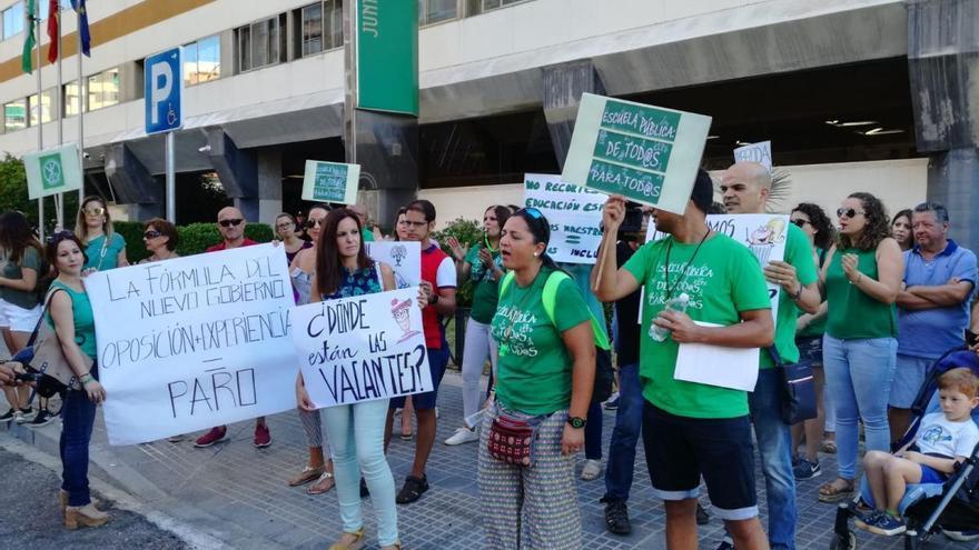 Los maestros interinos llevarán el miércoles su protesta ante el Parlamento andaluz