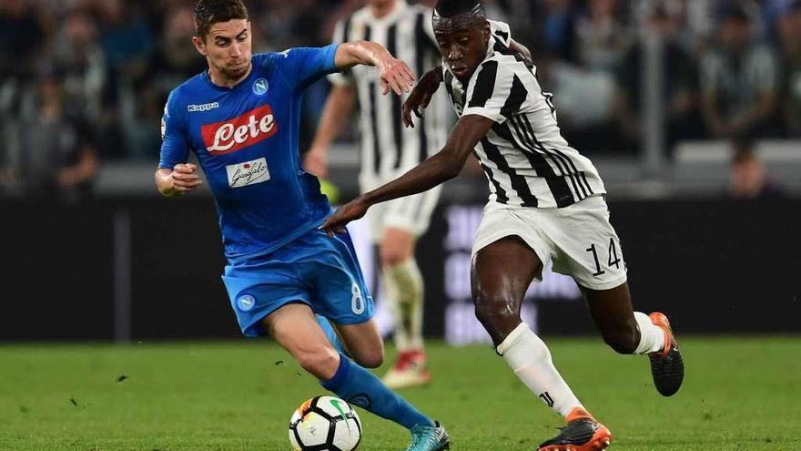 Blaise Matuidi, de la Juventus, presiona al napolitano Jorge Luiz Jorginho durante el partido de ayer. // Miguel Medina