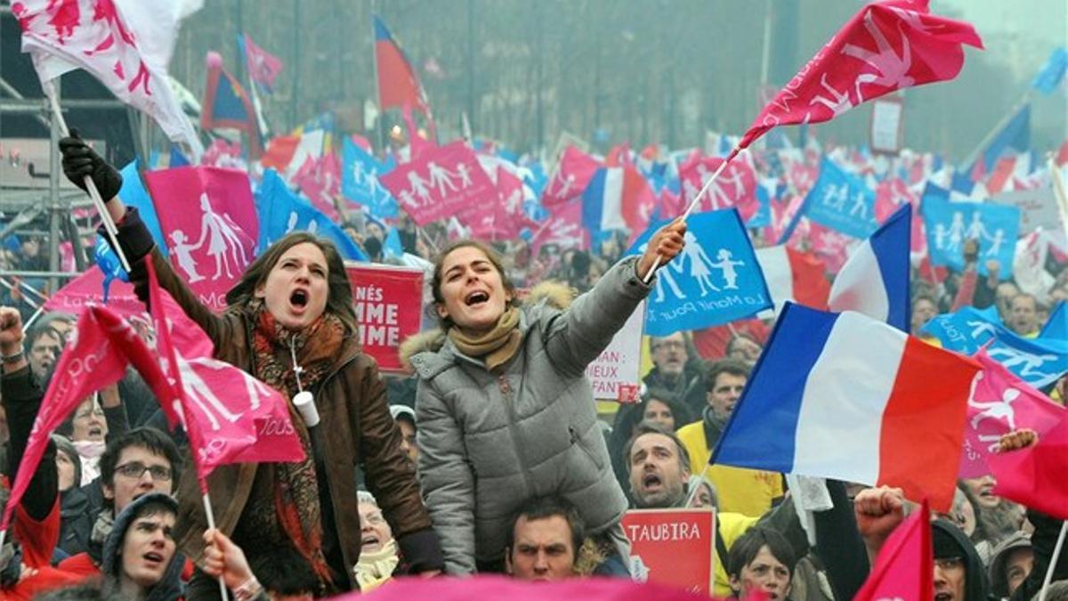 Un grupo de jóvenes contrarios al matrimonio gay en la manifestación que se ha desarrollado en París.