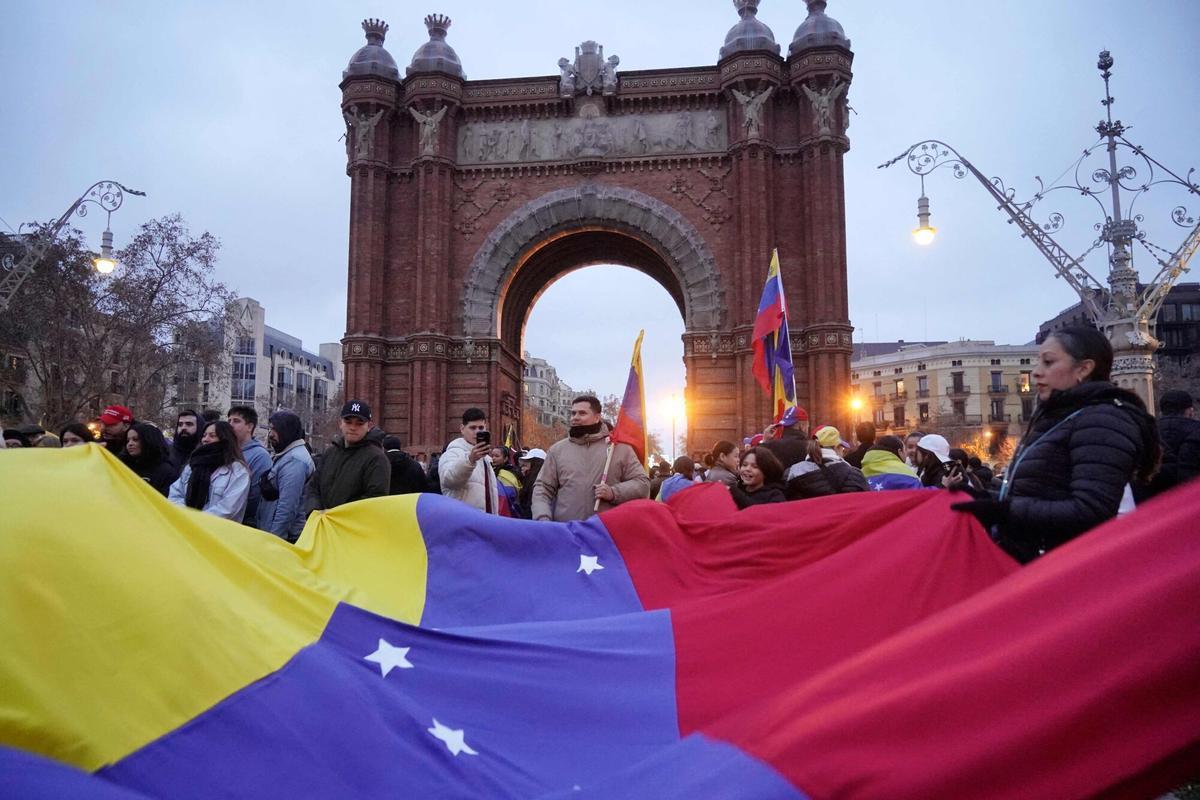Manifestantes participan en una manifestación en apoyo al pueblo venezolano tras la operación militar estadounidense en Venezuela para capturar al presidente venezolano, en Barcelona, el 4 de enero de 2026.