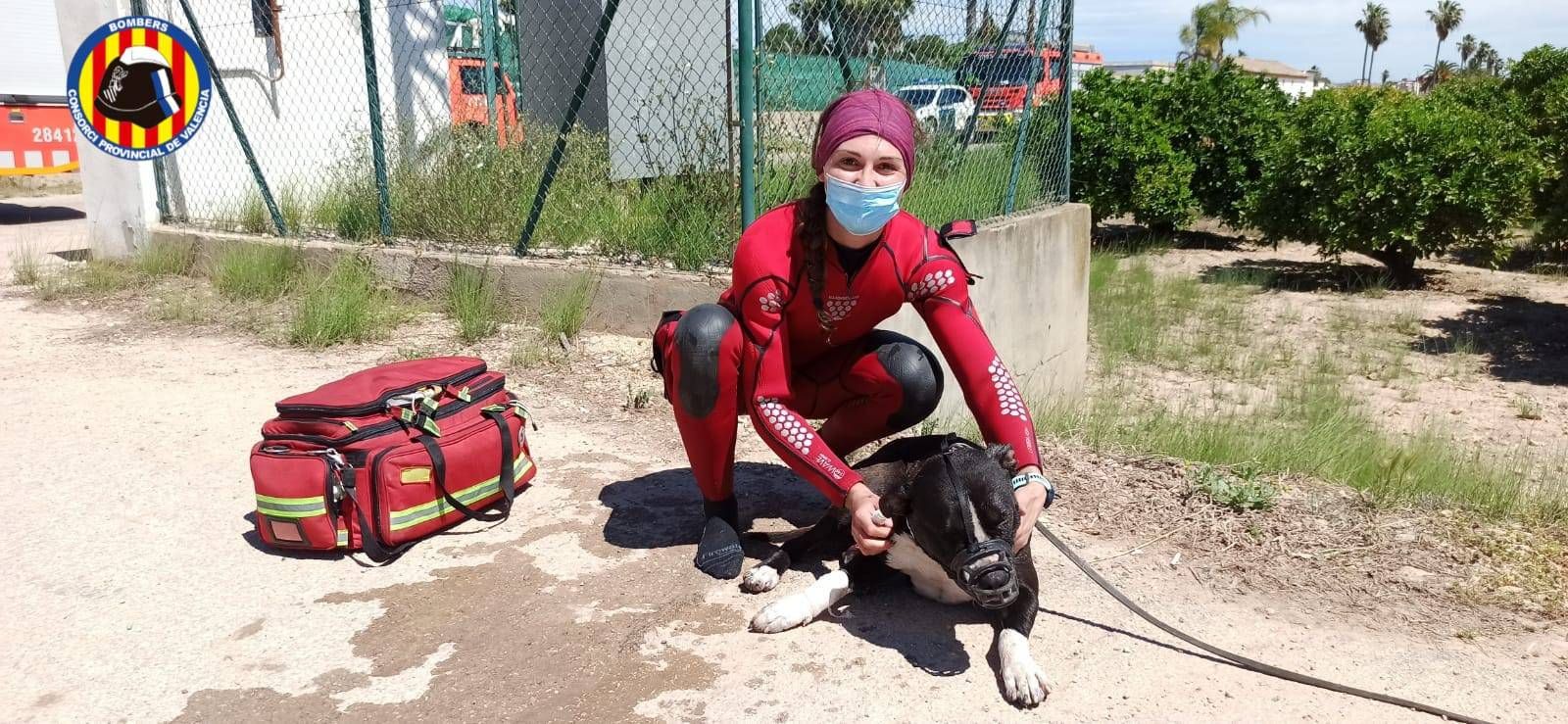 Rescatan a un hombre y su perro atrapados en una acequia de Riola