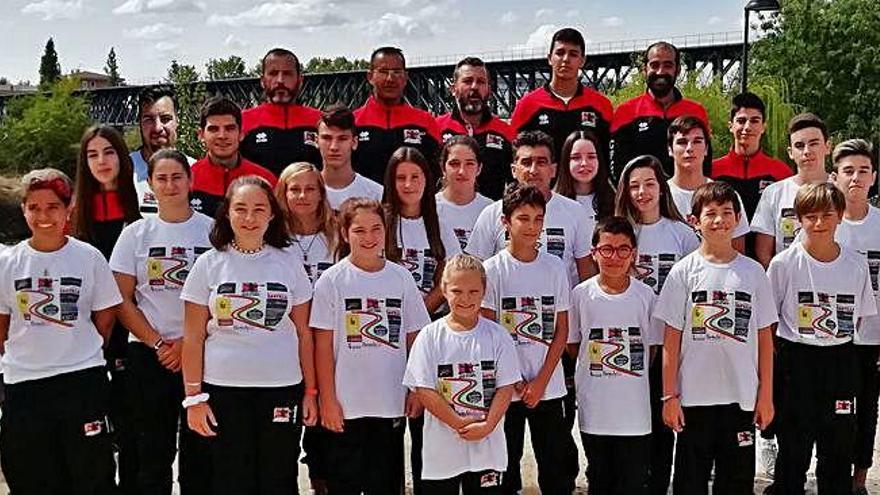 Los palistas del Club Piragua Ciudad de Zamora que han participado en las regatas de la Copa Junta de Castilla y León esta temporada posan para las cámaras en la orilla del río.