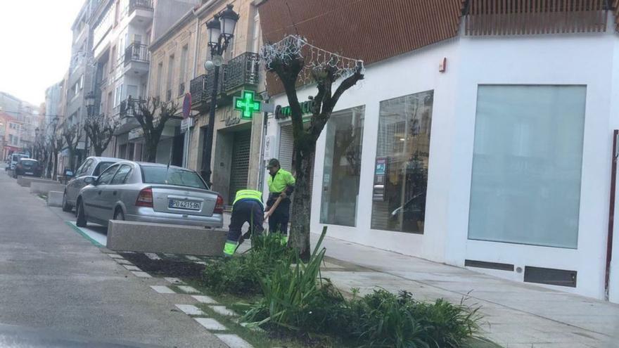 Operarios reparan uno de los bloques dañados.   | // Á.G.