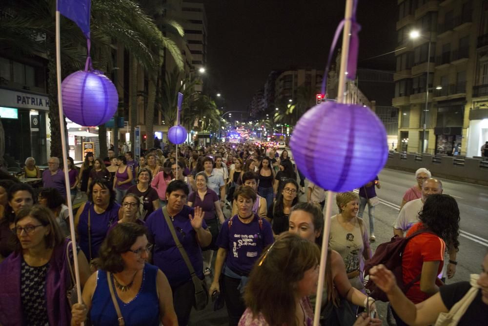 “No es no, lo demás es violación” y “La tumba del machismo, Alicante será”, son algunas de las consignas que se escuchado por las calles de la ciudad