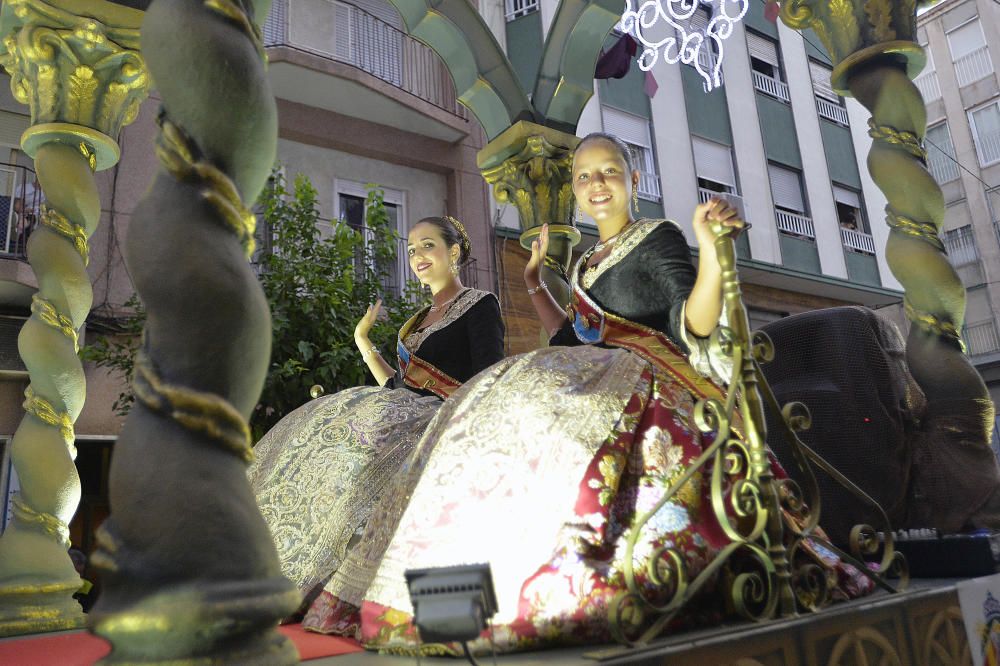 El popular desfile de la Gran Charanga en Elche reúne a más de 4.500 participantes