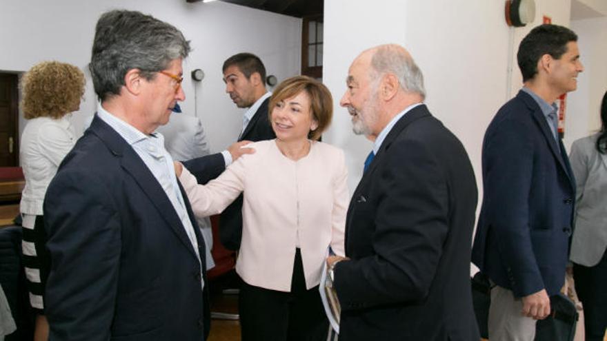 La rectora de la ULL, Rosi Aguilar, en el centro de la imagen, durante el acto.