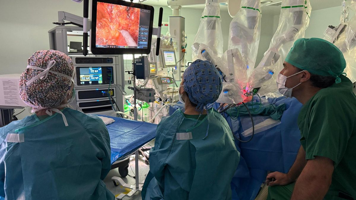 Una operación quirúrgica de mastectomía con la robótica minuciosa de Da Vinci
