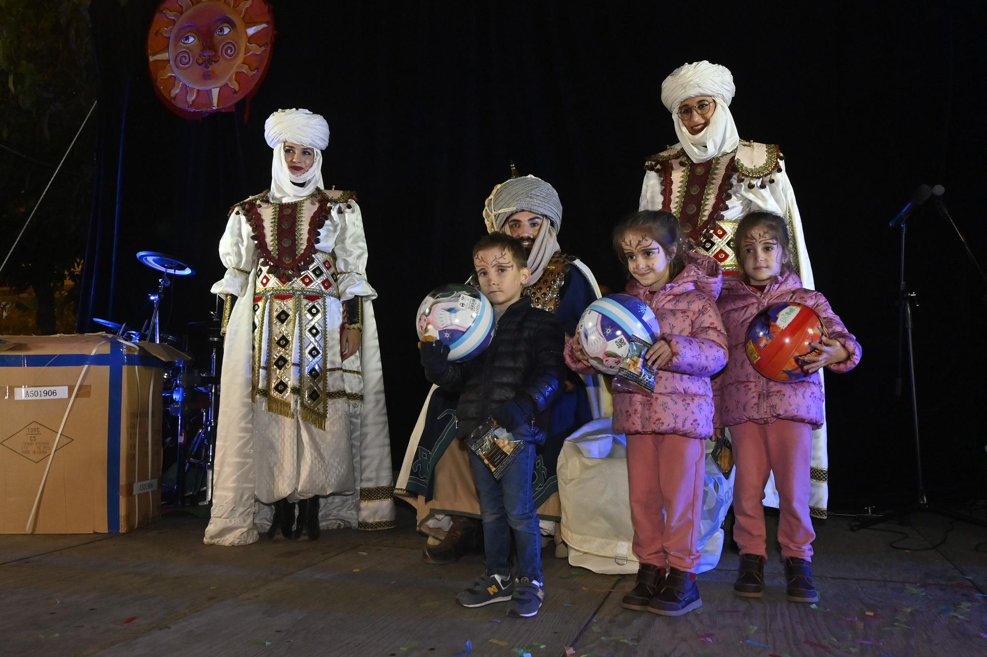 Los peques de Castelló entregan al Cartero Real las misivas con sus deseos. Encuentra tu foto.