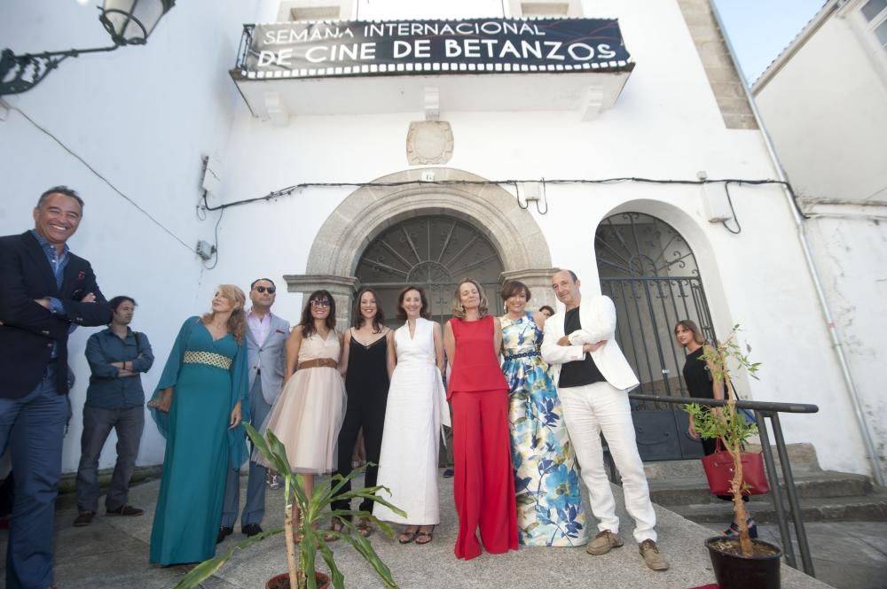 El paseo por la alfombra roja pone el broche a la Semana Internacional de Cine de Betanzos, dedicada en esta ocasión a la productora y realizadora Zaza Ceballos.