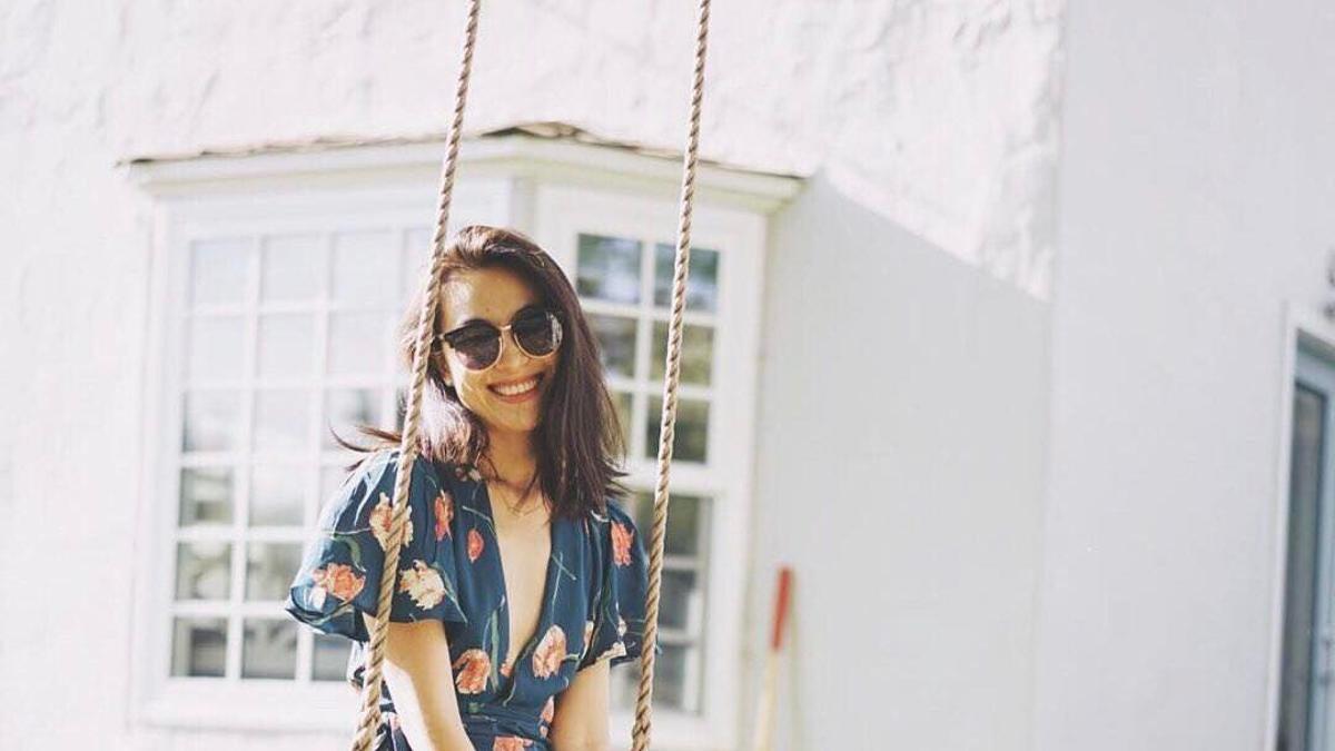 Vestido estampado y zapatillas, el uniforme que no te quitarás en todo el  verano