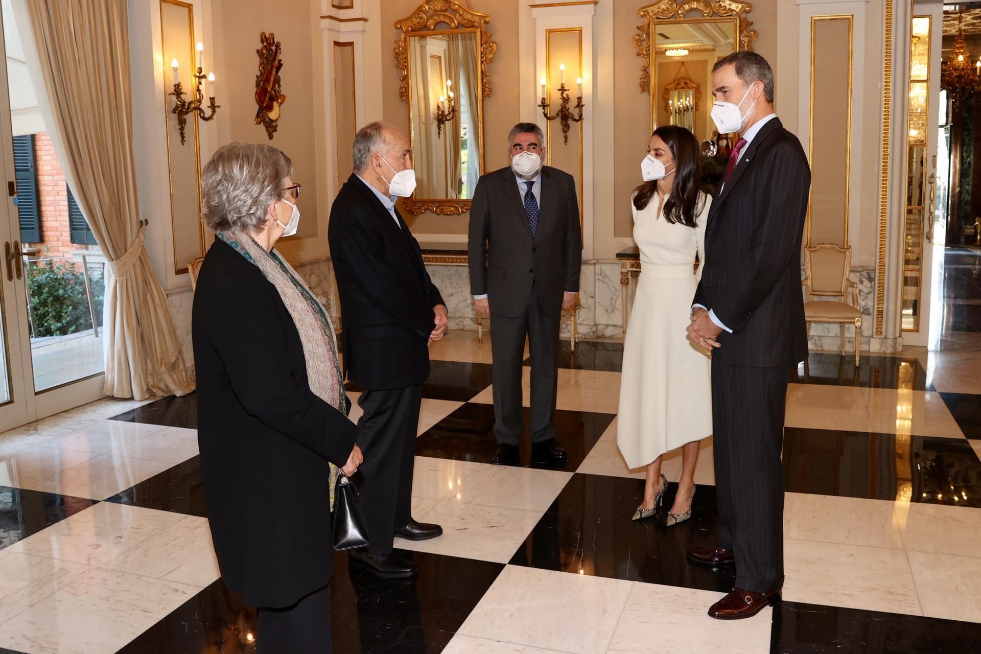 La reina Letizia, espectacular de blanco