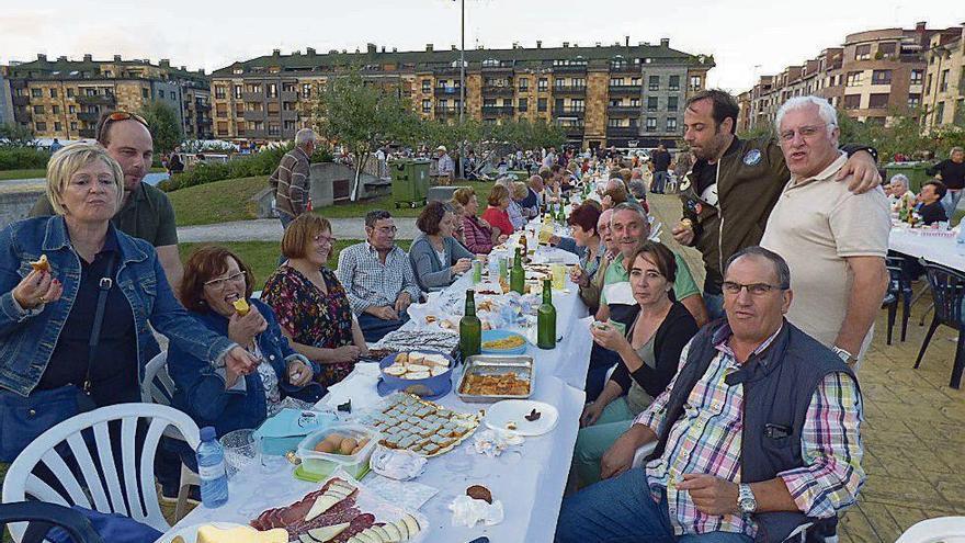 Beatriz Riva, Javier Lora, Esther Noriega, Margarita Riva, Toño Llera, Belén Meana, Ana María González, Javier Fernández, Jesús Meana, Sonia Pérez, Luis Sariego, Manolo González y Ramón Díaz disfrutando de la merienda en la calle, ayer.