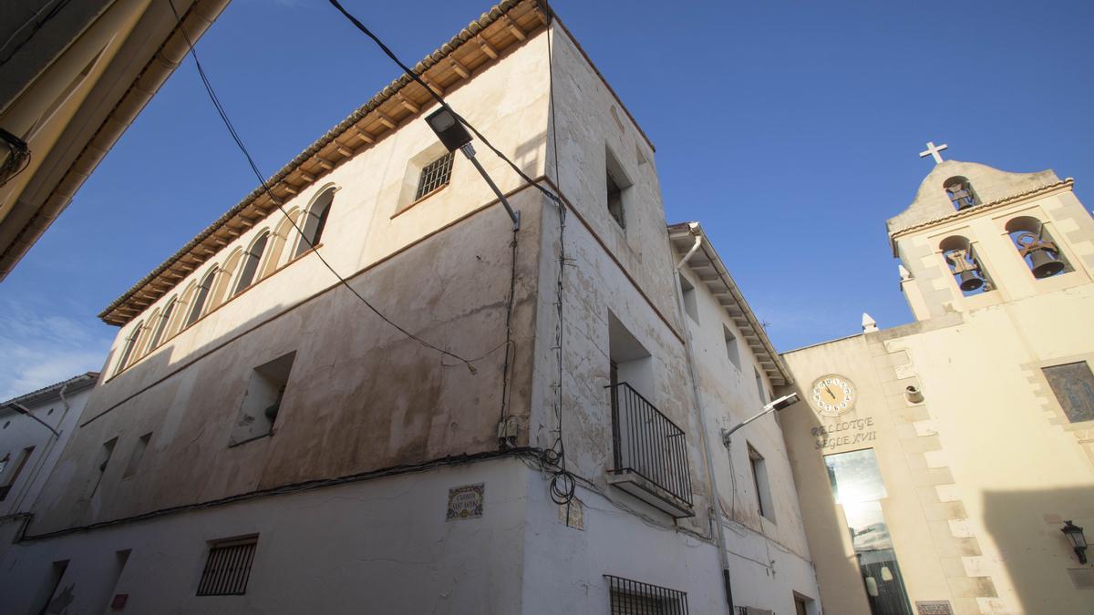 El Palau Marqués de Montortal, en la plaza de la iglesia de Cerdá