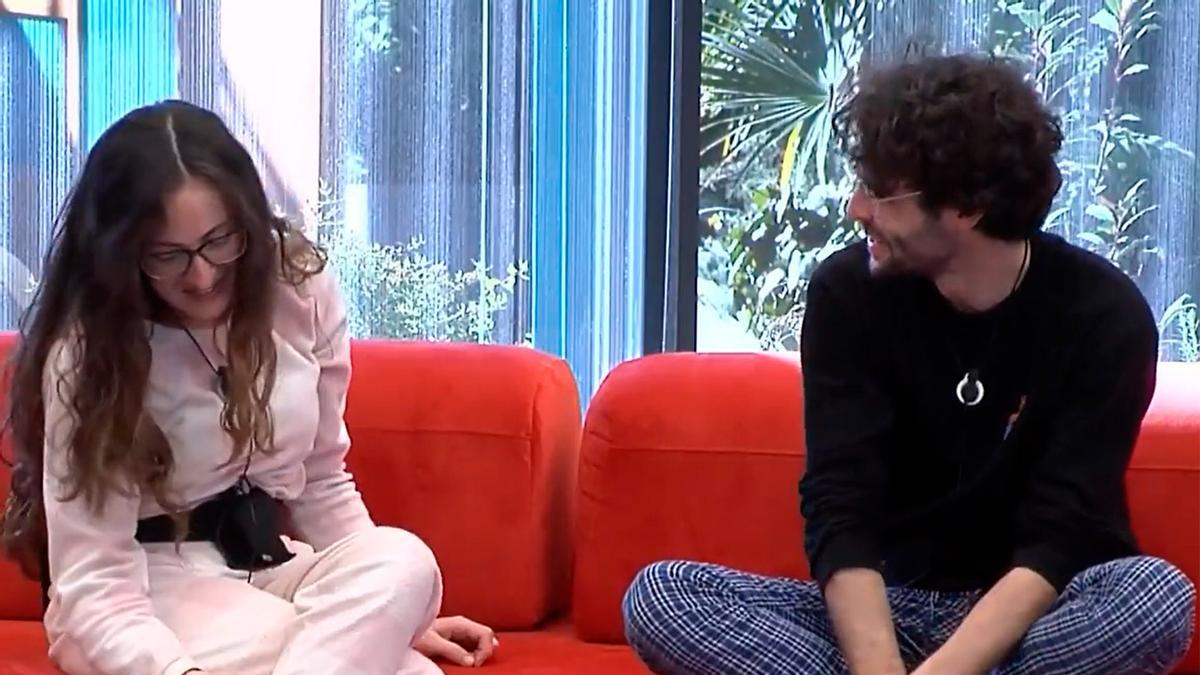 Carmen se entera de que Álvaro está enamorada de ella y se ríe de él con Rafa