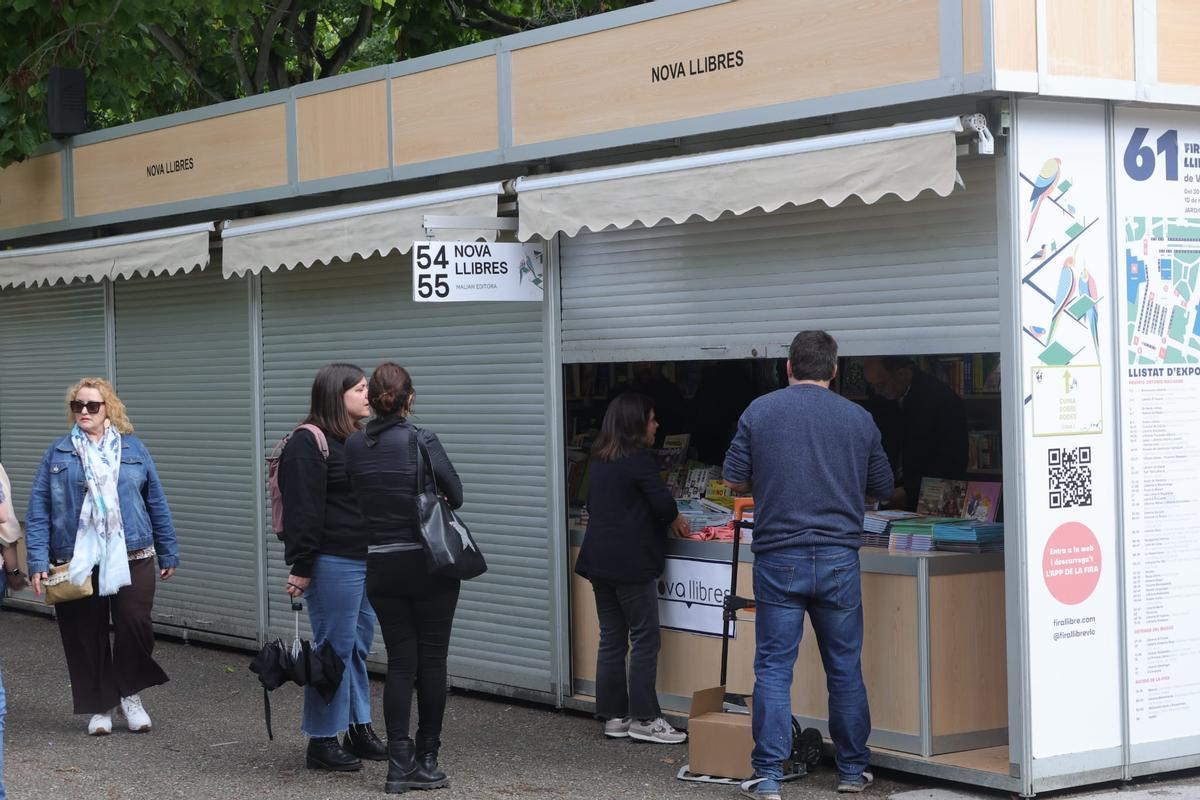 Sonsoles Ónega, Helena Resano, Zülfu Livanelli... la Fira del Llibre de València abre tras las lluvias de esta mañana