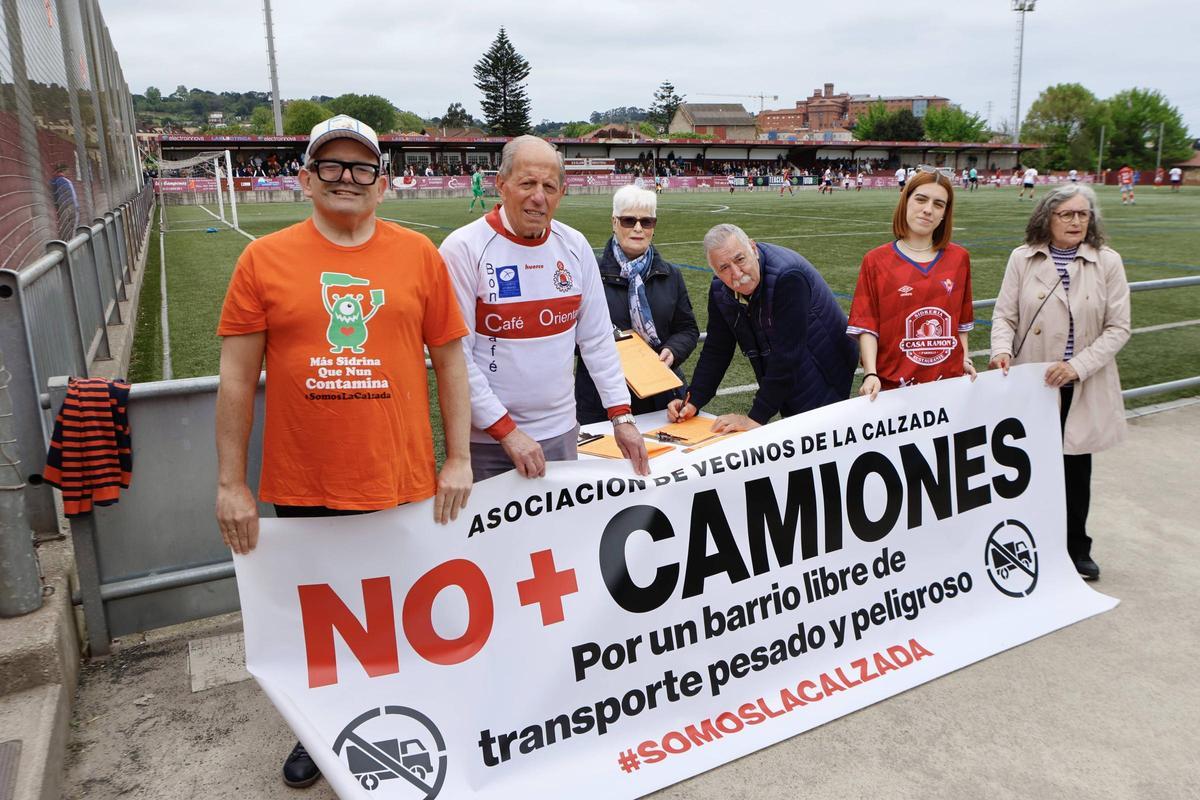 Por la izquierda, Carlos Arias, Indalecio Rodríguez, Francisca Narváez, Luis Felipe Capellín, Llarina Pulgar y Ana González Salas, recogiendo firmas.