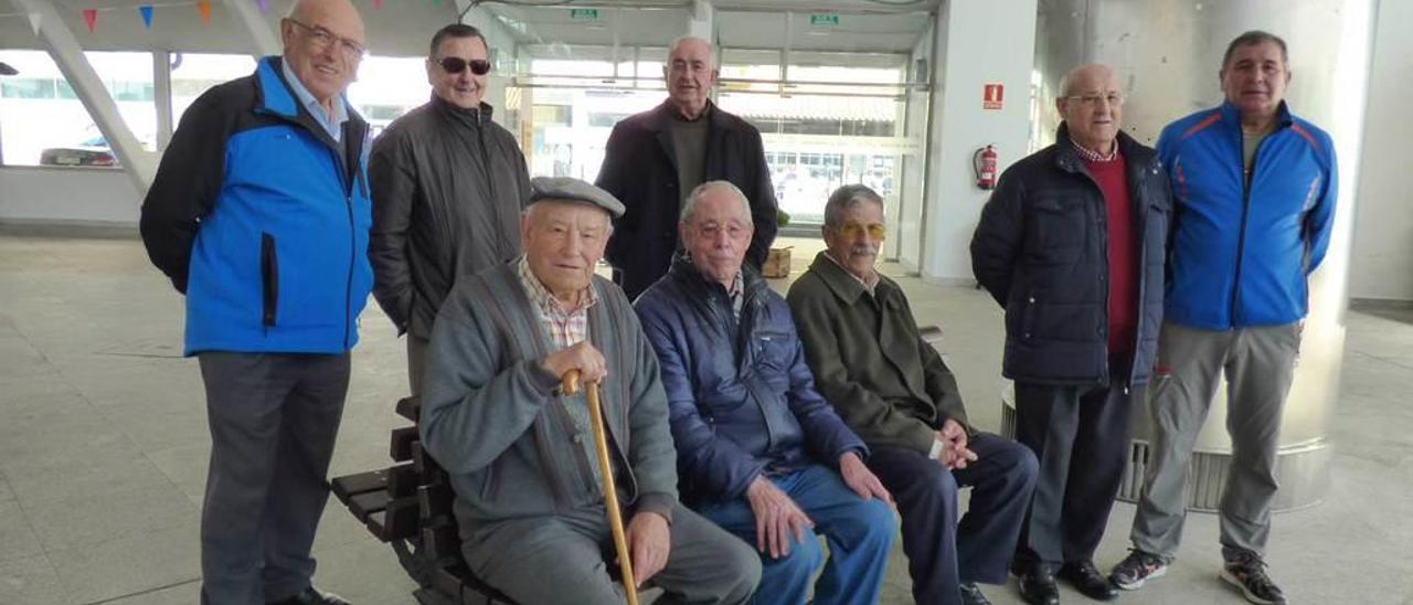 De pie, Silvino Álvarez, Salvador García, Víctor Orviz, Aladino Díaz y José Ángel Queipo; y sentados, Manuel Sánchez, José Luis Montequín y José Fonseca, de tertulia, ayer por la mañana, en la plaza de Pola de Siero.