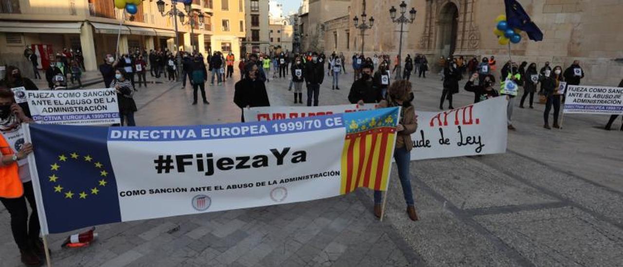 Personal interino de la provincia, en una protesta celebrada el pasado año en la plaza del Congreso Eucarístico de Elche para reclamar su «fijeza». | ANTONIO AMORÓS