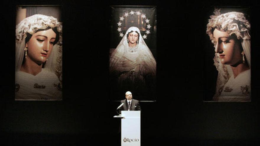 Francisco Luis Jiménez Valverde pronunció su pregón ante tres enormes imágenes de la Virgen del Rocío.