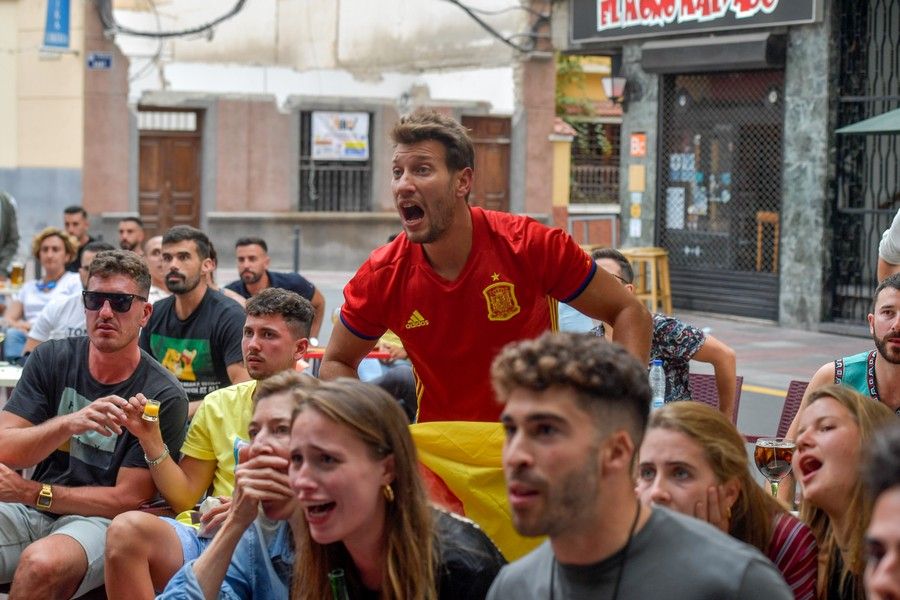 Aficionados ven en la capital grancanaria el partido de España en cuartos de final de la Eurocopa