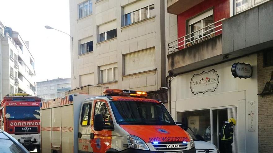 Los servicios de emergencias y bomberos ventilan la tienda siniestrada en Vilagarcía N.P.