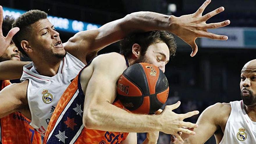 Mike Tobey lucha un balón junto a Tavares.