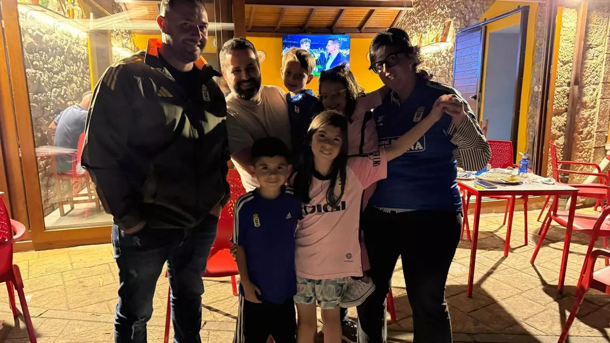 La Peña Oviedista de Salas celebra el ascenso de su equipo: “Volver a ver fútbol de primera en Oviedo será maravilloso”