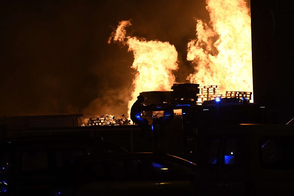 Estas son las imágenes que el aparatoso incendio de Puente Tocinos ha dejado este sábado