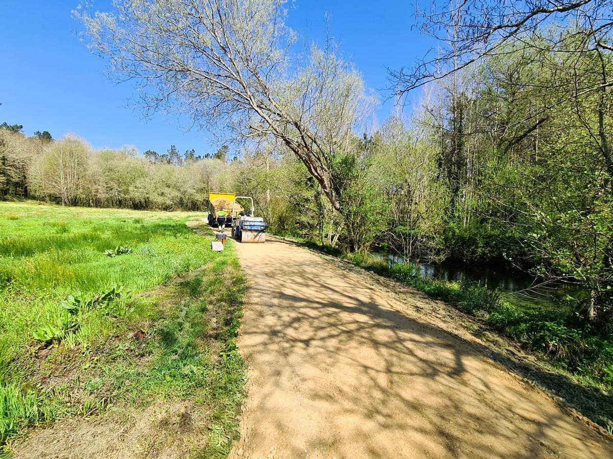 Trabajos de acondicionamiento en el paseo fluvial de Negreira tras las inundaciones del invierno
