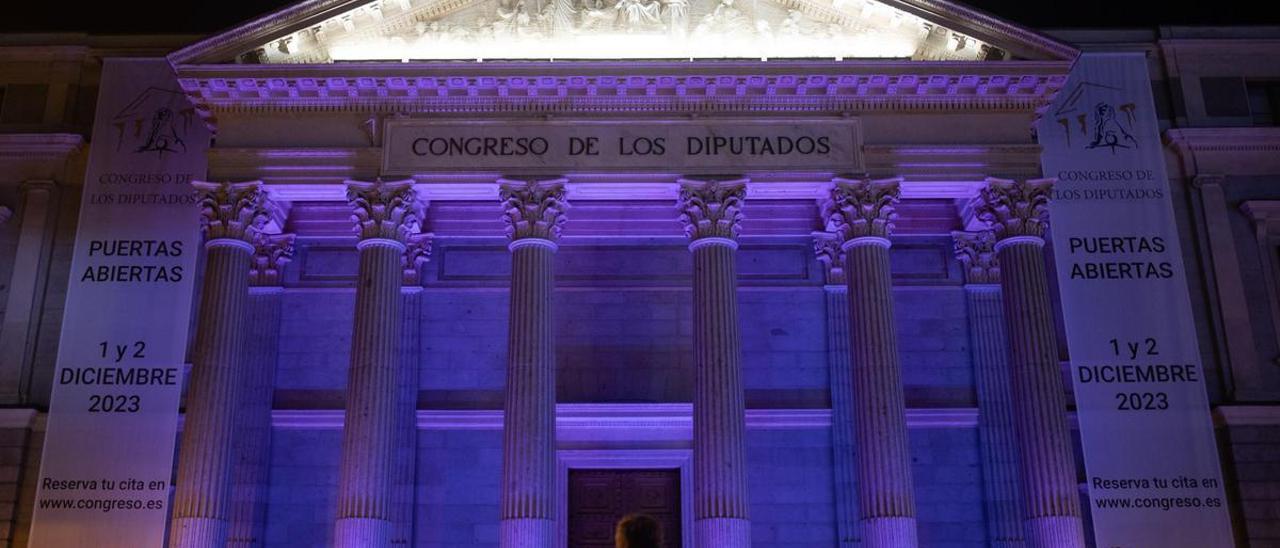 El Congreso de los Diputados iluminado de morado.