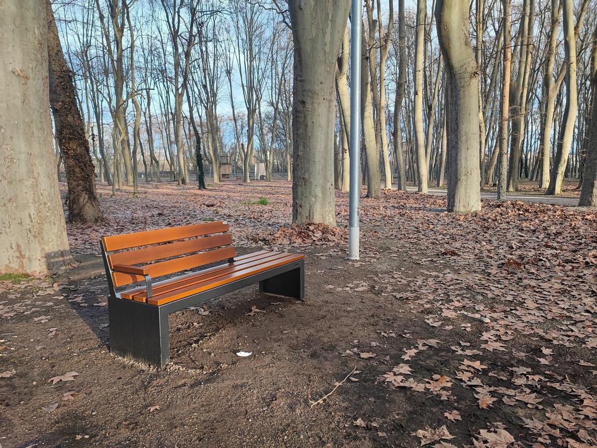 Un dels nous bancs a la Devesa