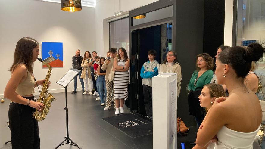 Uxía Caneda y Uxía Gonzalo protagonizan una exposición que mezcla música y pintura