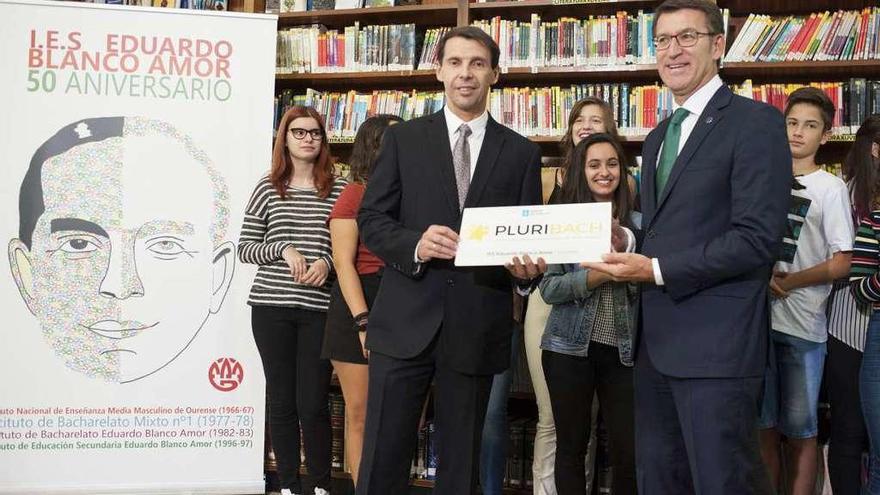 Feijóo entregó al director del IES Blanco Amor, Carlos Ferreiro, la placa del PluriBach. // Brais Lorenzo