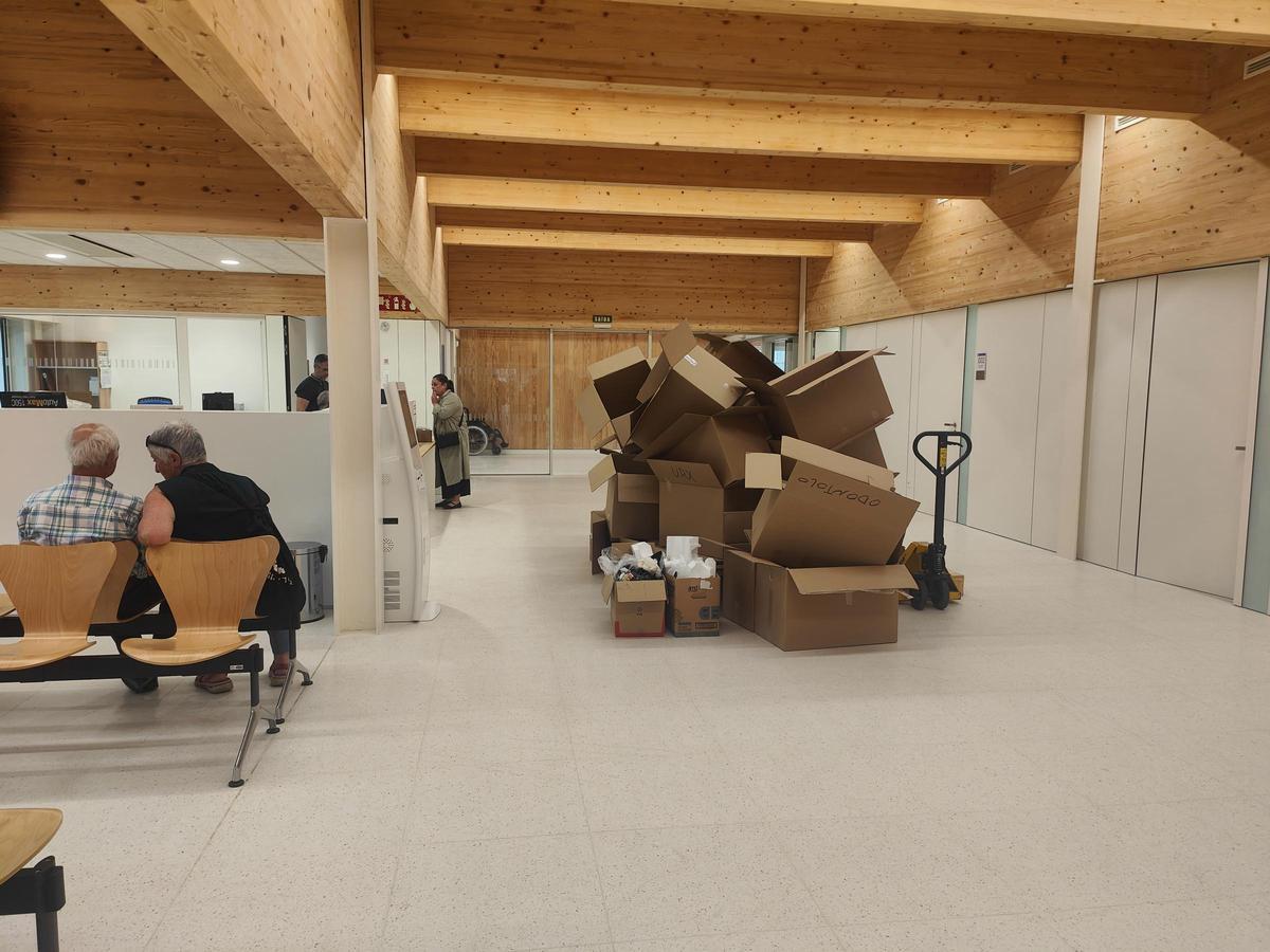 Cajas con material trasladado a la espera de su retirada para reciclar.