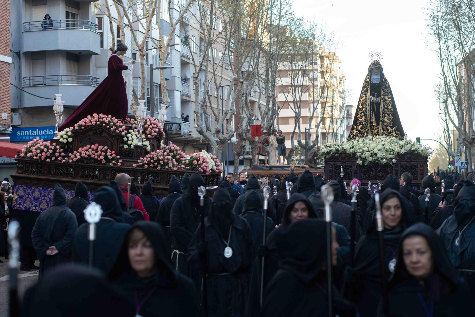 GALERÍA | La salida de Jesús Nazareno y las tradicionales sopas de ajo, en imágenes