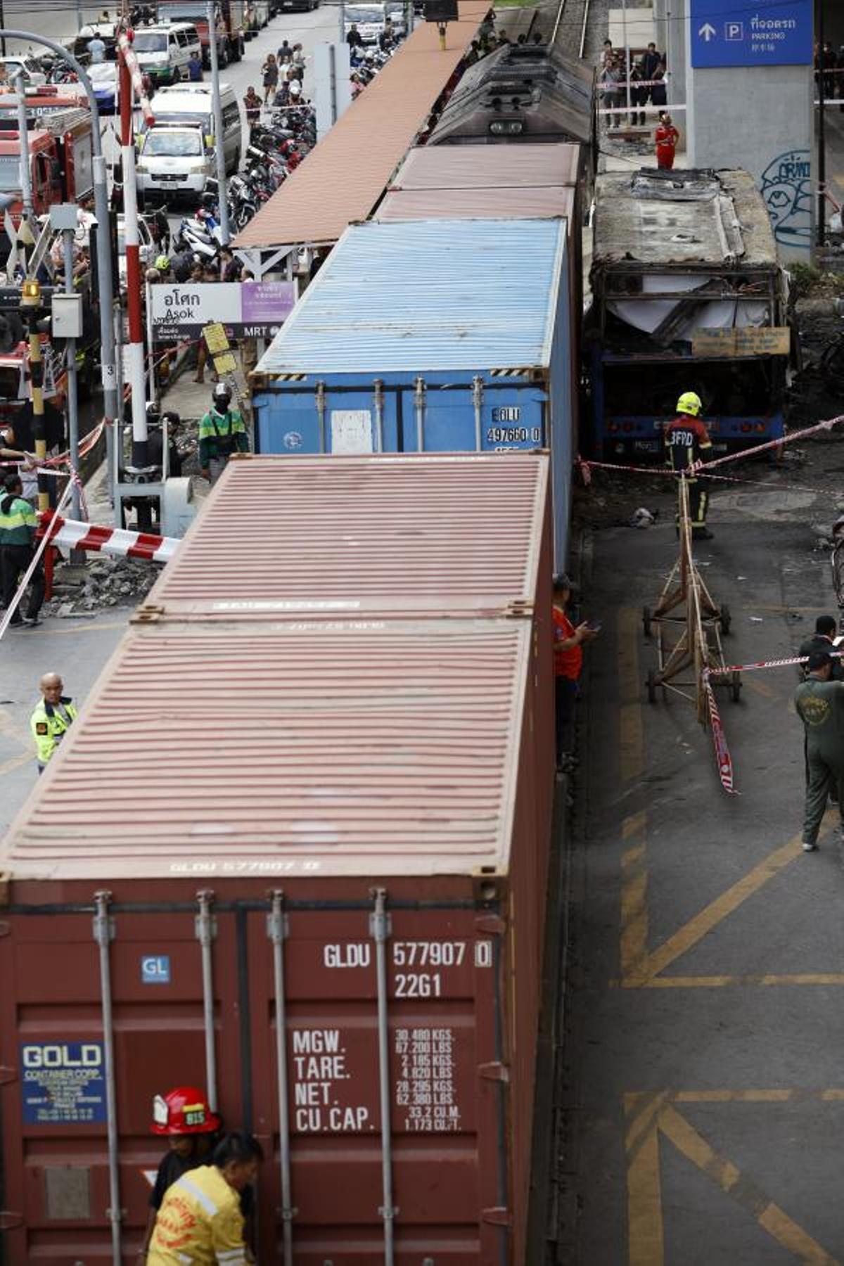 Imágenes del accidente entre un tren y un autobús en Bangkok, que ha dejado al menos ocho muertos y 25 heridos después de que el vehículo se incendiara tras el impacto.
