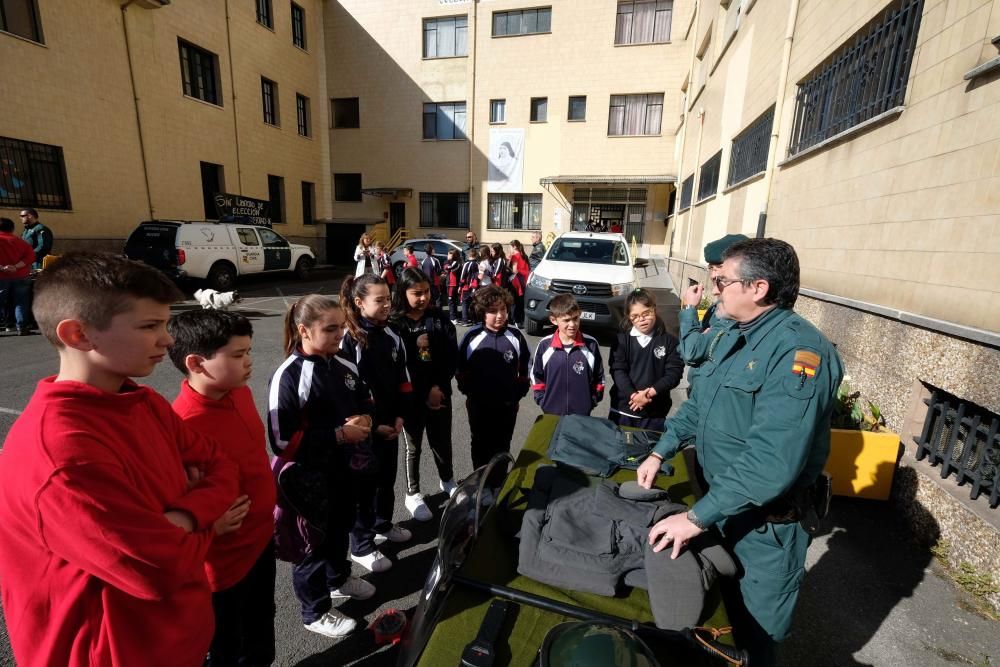 Exhibición Guardia Civil en el colegio San José de Sotrondio