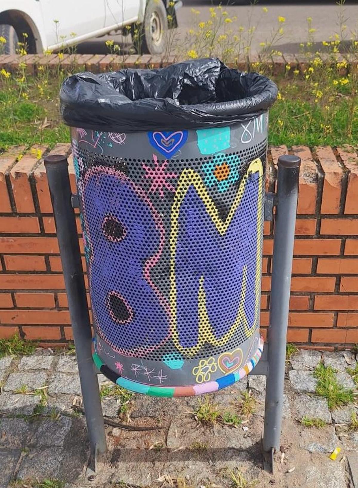 FOTOS | Alumnos de los colegios Cerro de Reyes y Pastor Sito pintan de violeta el barrio por el 8M