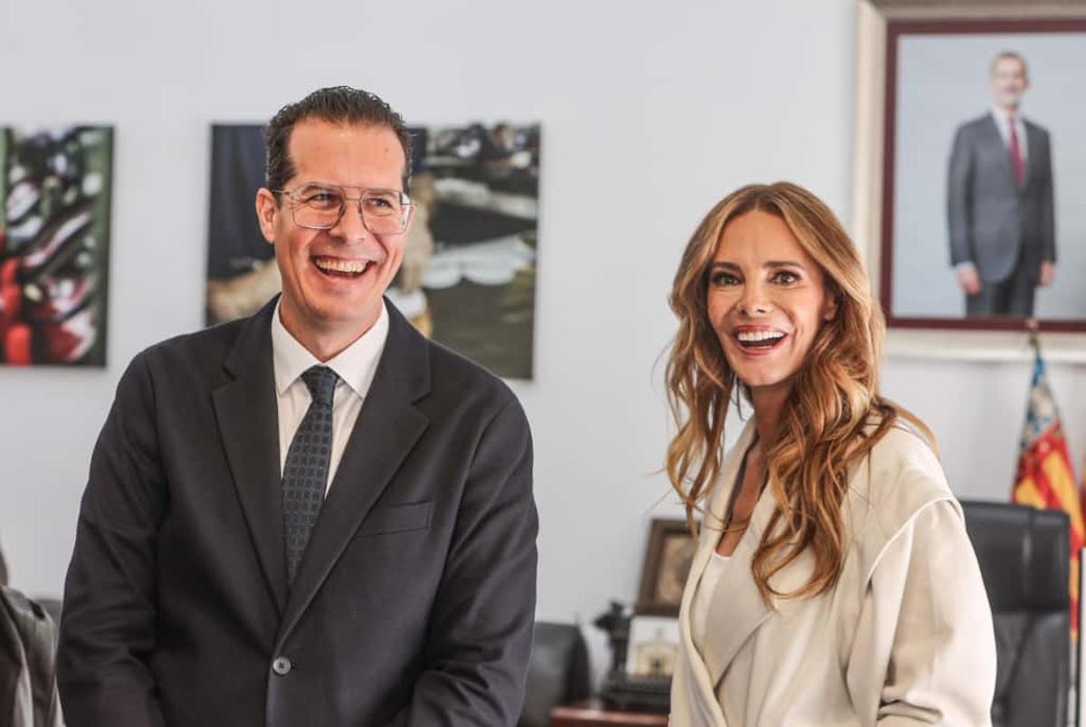 El alcalde de Elda, Rubén Alfaro, junto a la presentadora Paula Vázquez.