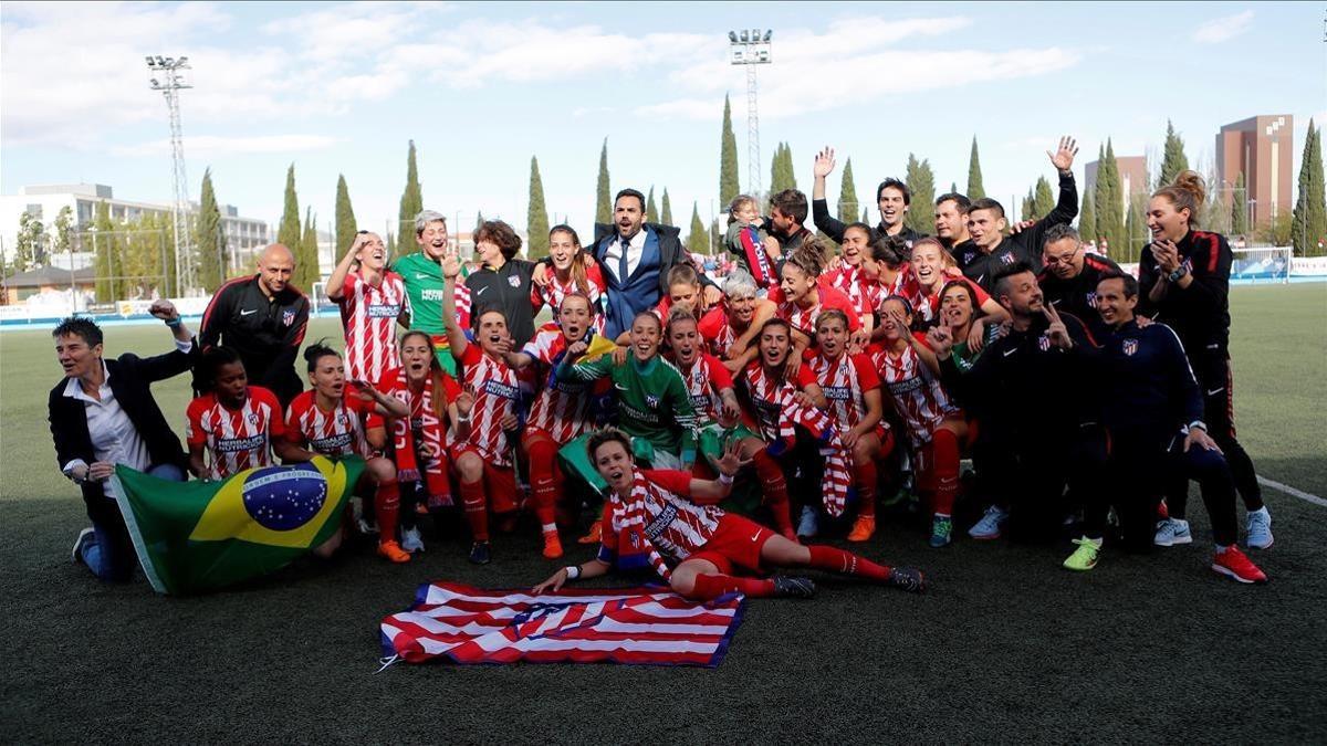 Las jugadoras del Atlético celebran el título.