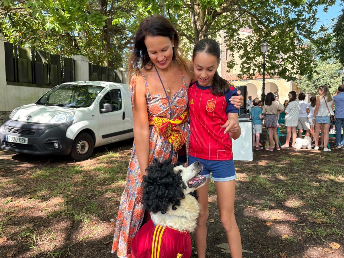 Cucurella, la perra que enamora a Somió