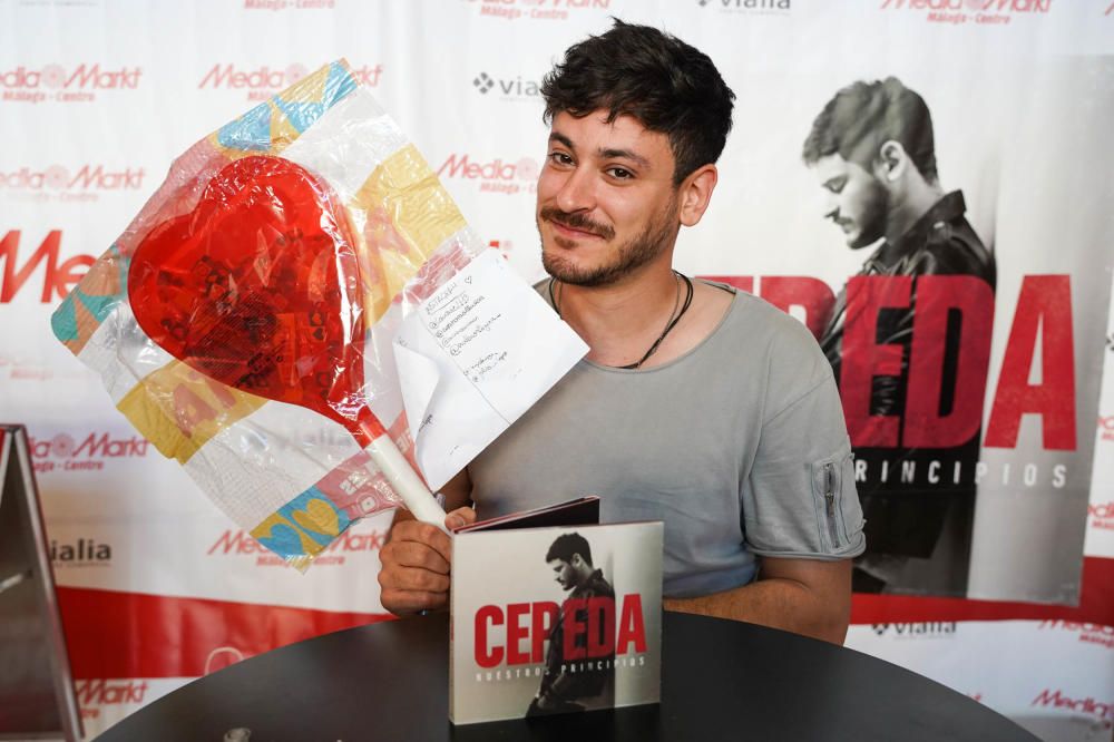 Cientos de aficionados, que hicieron cola horas antes del inicio del evento, pudieron saludar a Cepeda además de llevarse una firma y una foto para el recuerdo.