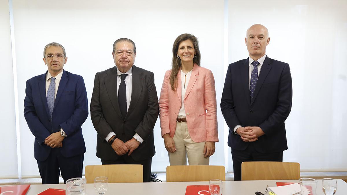 De izquierda a derecha: "Joaquín Maudos, director adjunto de Investigación del Ivie y catedrático de Análisis Económico de la Universitat de Valencia; Vicente Boluda, presidente de AVE; Sara Morais, directora general de GAD3, y Narciso Michavila, presidente de GAD3