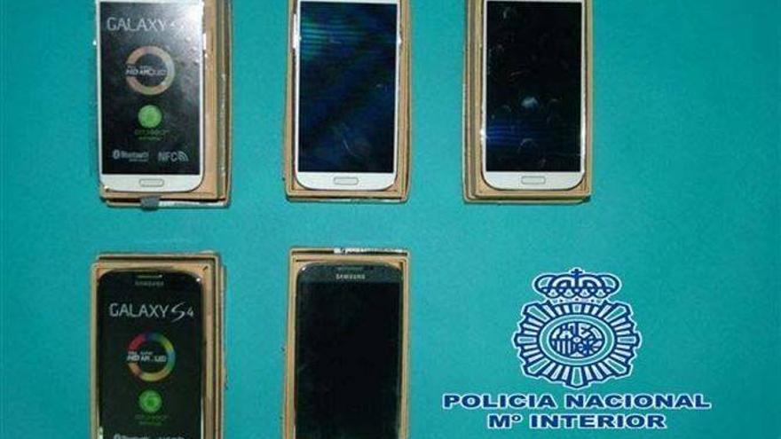 Detenidas cinco personas por sustraer móviles y juguetes en Badajoz